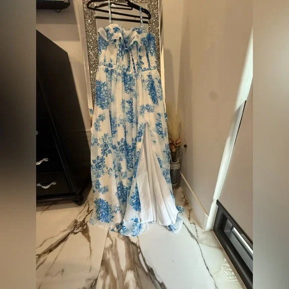 Elegant Blue Floral Strapless Dress - Picture 4 of 7